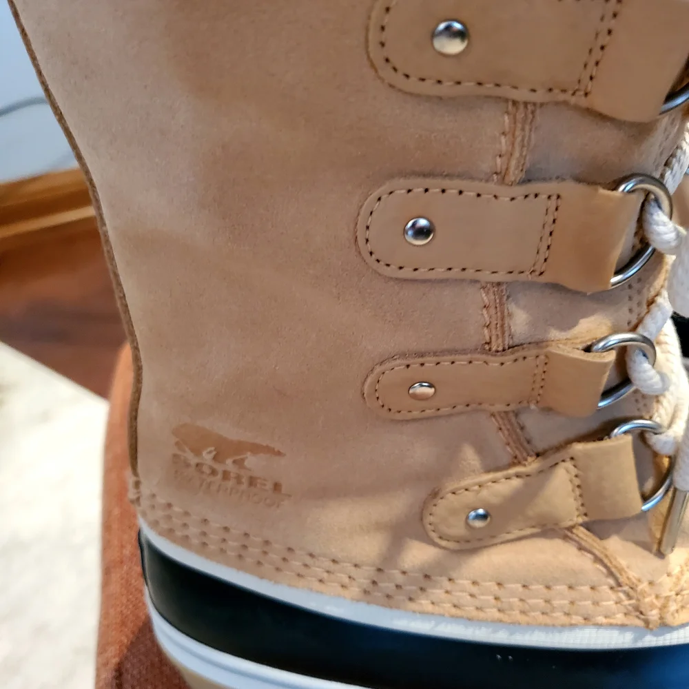 NWOT Sorel Tan and Black Fur-Trimmed Winter Boots. - Picture 7 of 8